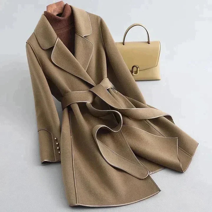 Damski Płaszcz z Szerokim Kołnierzem i Paskiem w Talii